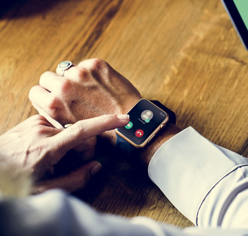 ejecutivo atendiendo llamada en softphone de reloj