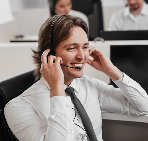 Ejecutivo joven hablando por telefono ip