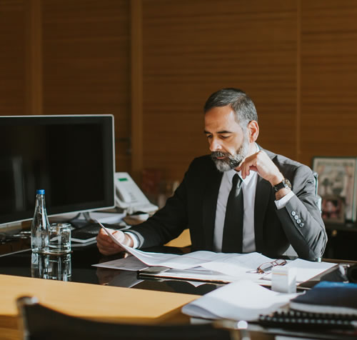 Gerente Corporativo revisando informes