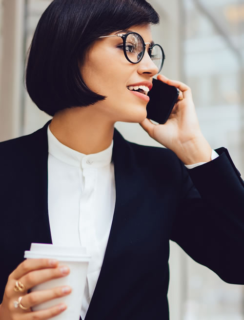mujer de negocios hablando por celular