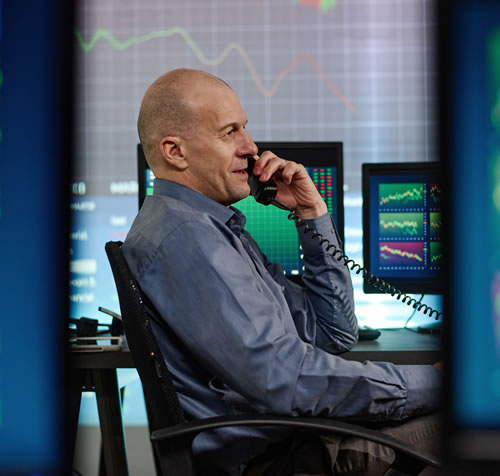 Trader hablando por telefono